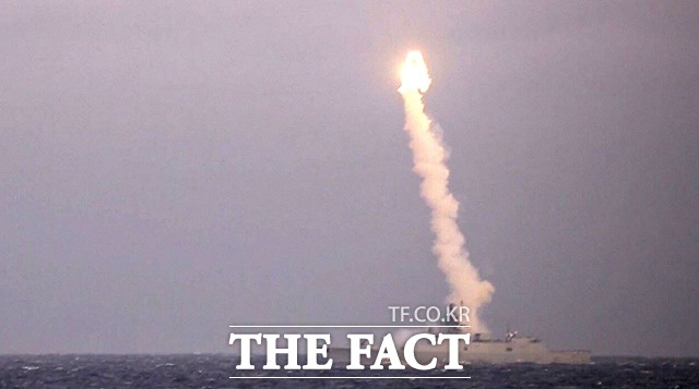 러시아 해군의 애드미랄 고르쉬코프함이 지르콘 극초음속 미사일을 발사하고 있다. /모스크바타임스