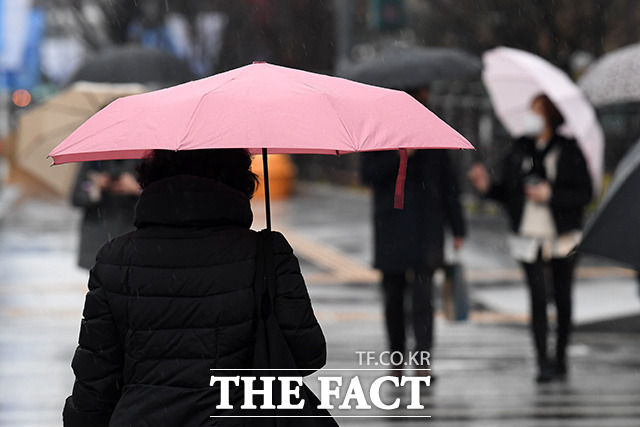 전국에 비가 내린 뒤 강추위가 예고된 30일 오전 서울 종로구 광화문 일대에 시민들이 우산을 쓴 채 발걸음을 옮기고 있다. /남용희 기자
