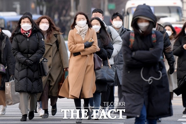 12월 첫날이자 수요일인 오늘(1일) 전국이 영하권으로 떨어져 추운 가운데 찬바람이 강하게 불어 체감온도는 더 낮아지겠다. /더팩트 DB