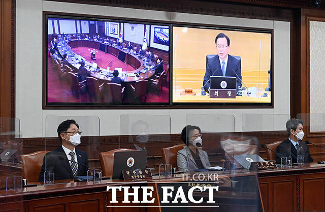 박범계 법무부 장관등 국무위원들이 김 총리의 발언을 듣고 있다.