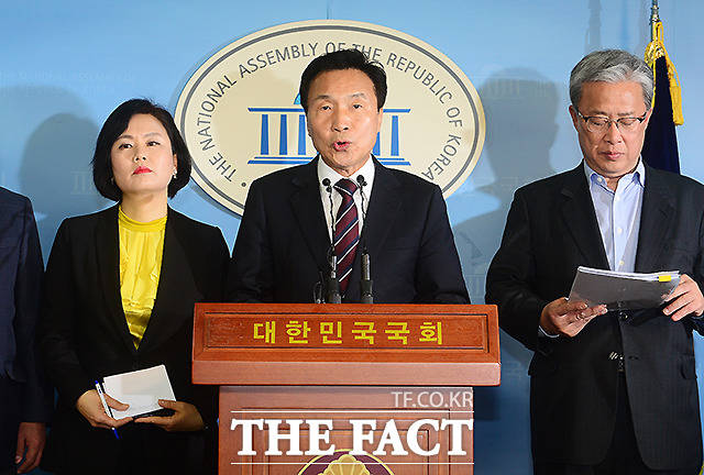 2017년 3월 14일 국민의당 대선주자인 손학규 전 대표가 서울 여의도 국회의사당 정론관에서 일자리 관련 공약 발표를 하고 있다.