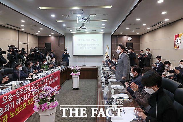 지역발전 간담회에 참석한 윤석열 후보가 참석자들에게 인사하고 있다.