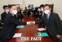  홍남기-윤호중, 민생 경제 위한 예산협의 회동 [TF사진관]