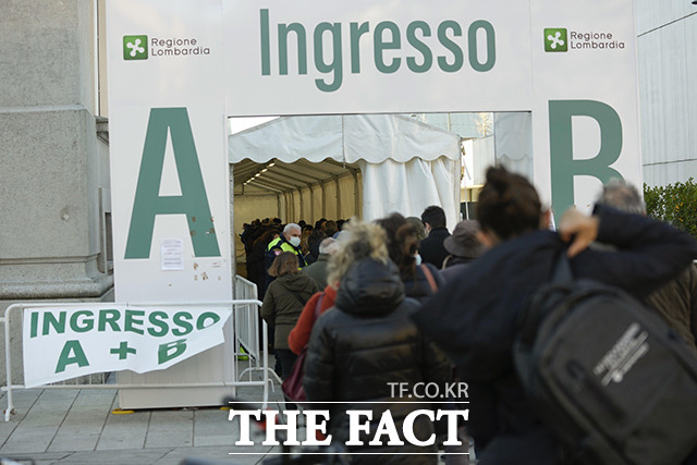 지난달 29일(현지시간) 이탈리아 밀라노의 팔라초 델레스 코로나 예방접종센터를 찾은 사람들이 줄을 서 있다. /밀라노=AP.뉴시스