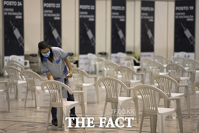 이에 따라 1일(현지시간) 수도 리스본에는 최대 크기의 코로나19 백신 접종소가 오픈했다. 접종소 내 의자를 소독하고 있는 직원의 모습. /리스본=AP.뉴시스