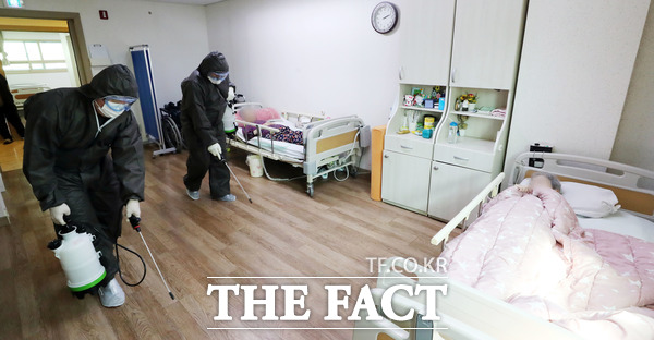 지난해 3월18일 서울 성동구 한 요양병원에서 구청 관계자들이 코로나19 예방을 위한 방역 소독 작업을 하는 모습. 사진은 기사 내용과 무관함. /뉴시스