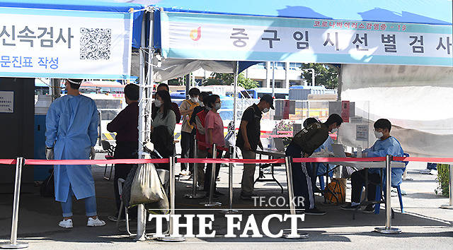 그동안 국내에서 재택치료를 실시한 신종 코로나바이러스 감염증(코로나19) 확진자 중 95%는 자택에서 완치된 것으로 확인됐다. 9월30일 오후 서울역에 마련된 중구 임시선별검사소에서 검사자들이 줄지어 서 있다. /이새롬 기자
