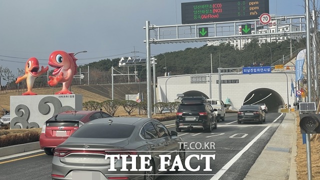 1일 전면 개통한 보령 해저터널에 차량들이 들어서고 있다. / 보령 = 김아영 기자