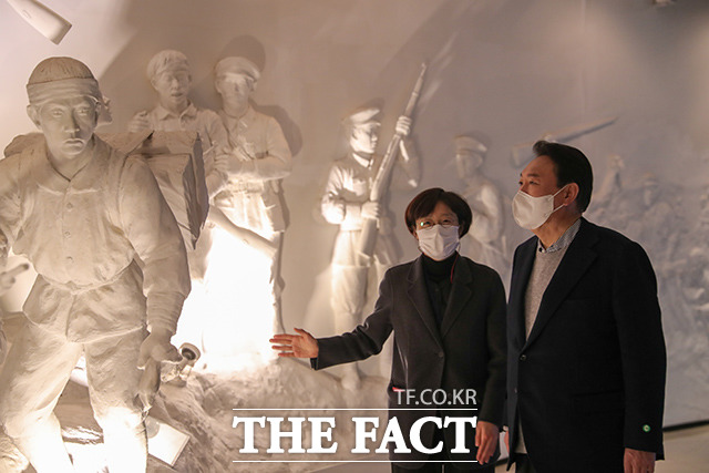 윤석열 후보는 이날 아침 첫 일정으로 천안 독립기념관을 방문했다.