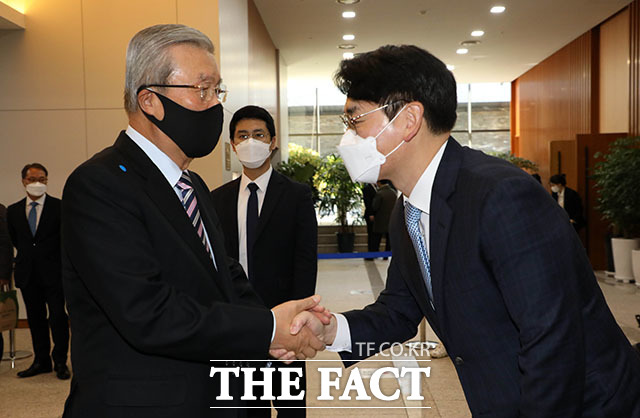 더불어민주당 박용진 의원(오른쪽)의 출판기념회 찾은 김종인 전 국민의힘 비상대책위원장.