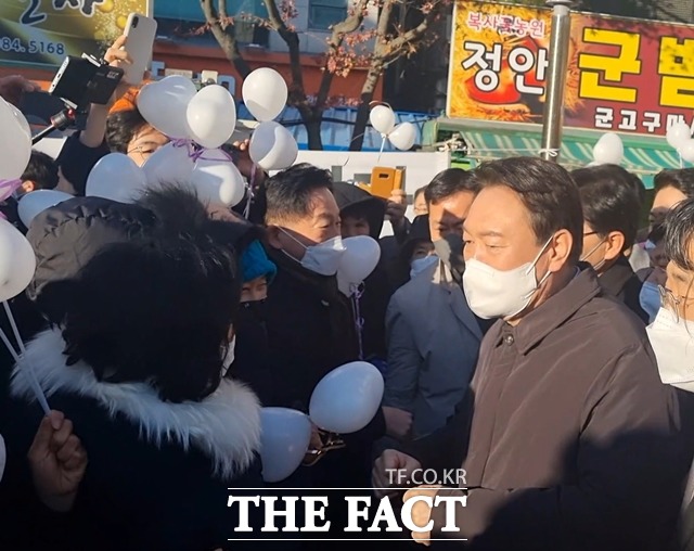 윤석열 국민의힘 대선후보가 1일 천안 신부문화공원을 방문해 지지자들을 만났다. / 천안=김경동 기자