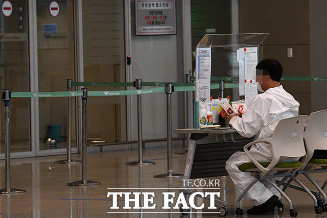 월22일국내에서 처음으로 신종 코로나바이러스 감염증(코로나19) 신종 변이인 오미크론 변이 감염자가 확인됐다. 9월22일 오전 인천국제공항 출국장이 한적한 모습을 보이고 있다. /남용희 기자