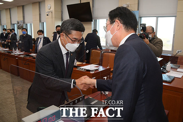 이날 열린 전체회의를 마친 후 서욱 국방부 장관과 민홍철 국회 국방위원장이 악수를 나누는 모습.