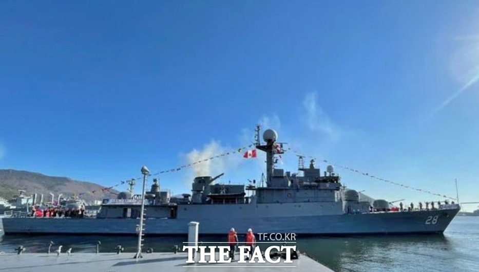한국이 페루에 두 번째로 공여한 포항급 초계함 기세함(순천함)이 진해기지를 떠나고 있다. /제인스닷컴