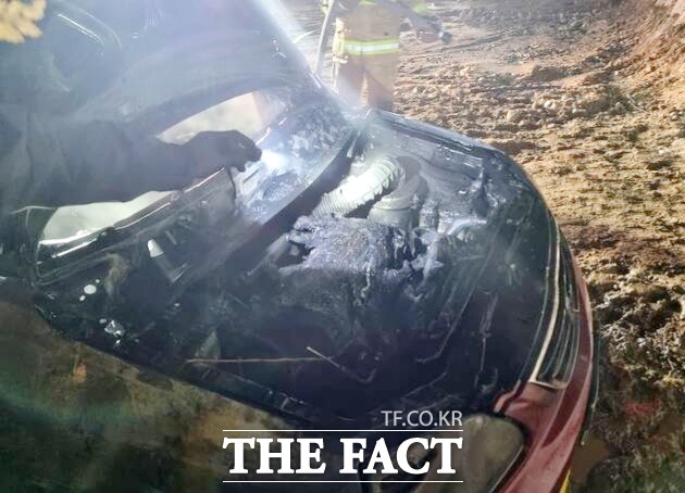 김천과 안동서 크고 작은 화재 잇따라 1명이 다쳤다. 사진은 안동시 용상동 차량화재 모습./경북소방본부 제공