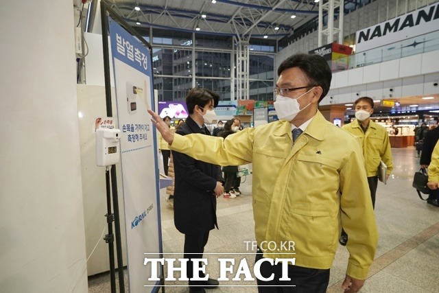 한국철도 나희승 사장이 지난 1일 서울역을 찾아 방역 상황을 점검하고 있다. / 한국철도 제공