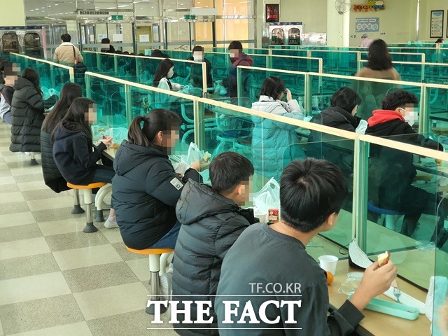 학교비정규직 노동자들이 2일 총파업에 나선 가운데 대전 유성구의 한 초등학교 학생들이 학교급식 대신 대체식을 먹고 있다. / 대전 = 김성서 기자