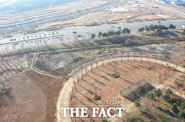 전북 군산시가 ‘내초공원 새섬숲 조성사업’을 완료해 기존 조성된 공원과 어우러진 누구나 가보고 싶은 수생태 공원을 조성했다고 2일 밝혔다. /군산시 제공