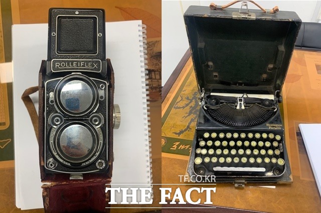앨런 워닝턴 기자가 사용한 타자기와 카메라 / 대전 동구 제공