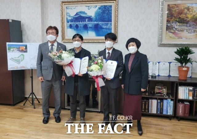 남원교육지원청과 재단법인 수곡장학회가 공동 주관 선정하는 2021년도 남원교육대상 수상자로 유·초등부에서는 오동초등학교 박남권 교사가 중등부에서는 인월중학교 김종구 교사가 수상의 영예를 안았다. /수곡장학회 제공