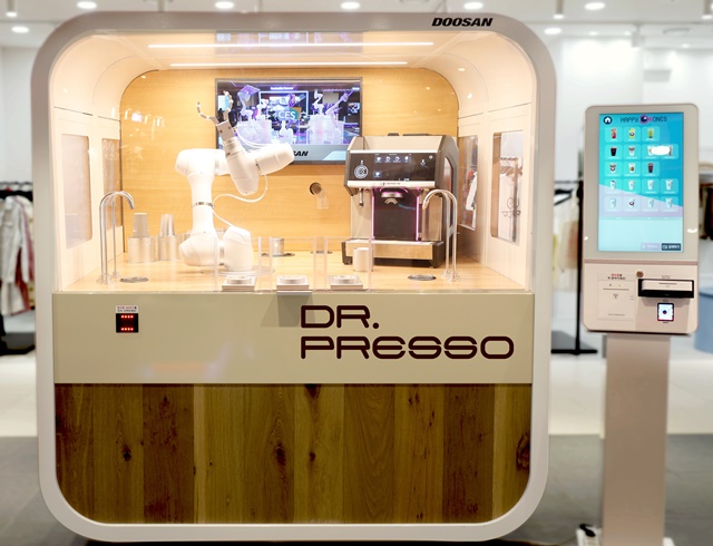 두산로보틱스가 무인 음료제조시스템 전문기업 플레토로보틱스와 전략적 파트너십을 체결하고 모듈러 로봇카페 제품을 출시했다. /두산 제공