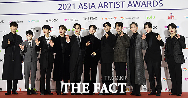 그룹 세븐틴이 2일 오후 서울 강서구 KBS 아레나홀에서 열린 2021 아시아 아티스트 어워즈(2021 Asia Artist Awards, 이하 2021 AAA)에 참석해 포토타임을 갖고 있다. /이새롬 기자