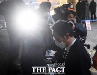  어두운 표정으로 법정 향하는 이재용 부회장 [포토]