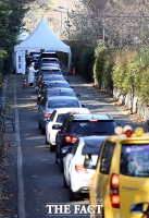  드라이브스루 검사소 앞 붐비는 차량 [포토]