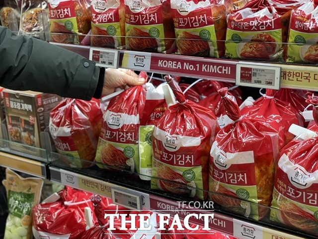 김장 재료 가격 상승으로 김장을 포기하고 포장김치를 구매하는 소비자가 늘어나고 있다. /문수연 기자