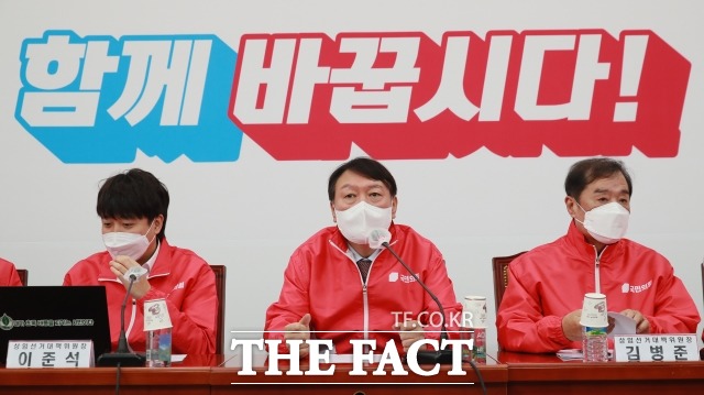 윤석열(가운데) 국민의힘 대선후보가 3일 이준석(왼쪽) 대표와 만날 계획이 없다고 밝혔다. /이선화 기자