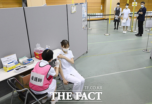1일 일본 중부 도요아케의 후지타 보건대학병원에서 한 의료인이 화이자 부스터샷을 접종하고 있다. /도요아케=AP.뉴시스