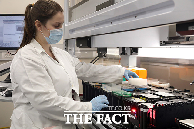 1일(현지시간) 한 의료인이 이스라엘 텔아비브 인근 샤미르 메디컬 센터의 한 실험실에서 오미크론 변이 바이러스를 검출하기 위해 샘플 검사를 하고 있다. /텔아비브=AP.뉴시스