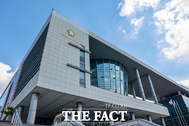 천안시의회가 광덕추모공원 내 수목장림 조성사업을 최종 포기한데 대해 세금 낭비라고 질타했다. 천안시의회 전경/ 천안시의회 제공