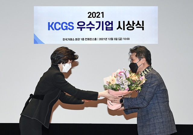 기아가 3일 한국거래소에서 열린 2021년 한국기업지배구조원 우수기업 시상식에서 ESG 우수기업상을 수상했다.기아 경영전략실장 신동수 상무(오른쪽)가 한국기업지배구조원 심인숙 원장으로부터 ESG 우수기업상을 수상하고 있는 모습. /기아 제공