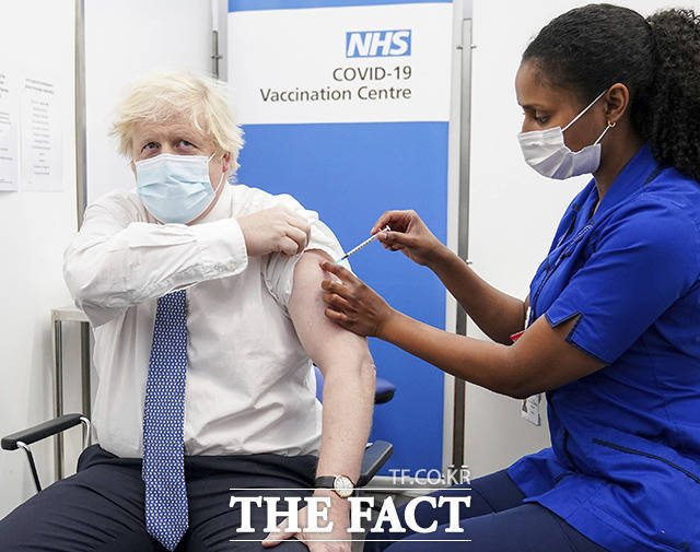보리스 존슨 영국 총리가 2일(현지시간) 런던의 세인트 토머스 병원에서 코로나19 백신 부스터 샷을 공개 접종하고 있다. /런던=AP.뉴시스