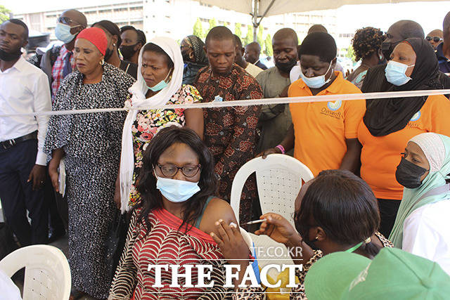 1일(현지시간) 나이지리아 아부자의 코로나19 백신 접종소에서 한 공부원이 아스트라제네카 백신을 맞고 있다. 나이지리아에서는 지난 10월 이미 오미크론 변이 바이러스의 첫 번째 사례를 발견했다고 전했다. /아부자=AP.뉴시스