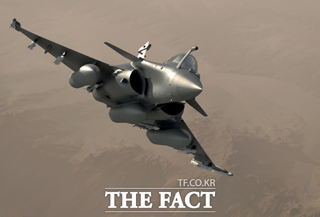 중동 아랍에미리트연합이 80대를 구입하기로 계약을 체결한 프랑스 닷소항공의 라팔 F4 전투기./닷소항공