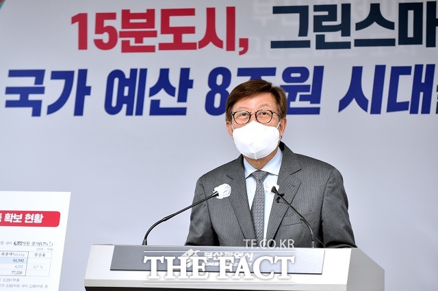 박형준 부산시장이 3일 오후 부산시청에서 2022년 부산시 국비 관련 브리핑을 하고 있다. /부산시 제공