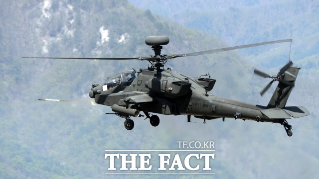 2022년도 국방예산에서 대형 공격헬기 2차 사업 예산 전액이 삭감됐다. 한국육군의 AH-64E 아파치 공격헬기가 경기도 포천 육군승진과학화훈련장에서 로켓을 발사하고 있다./포천=임영무 기자