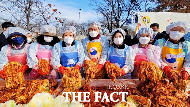 2일 국회 ‘생생텃밭’에서 김장나눔행사가 열렸다. / aT 제공김춘진 한국농수산식품유통공사 사장(가운데), 박병석 국회의장(왼쪽 세번째), 양경숙 국회의원(오른쪽 세번째), 류경오 도시농업포럼 회장(오른쪽 첫번째)