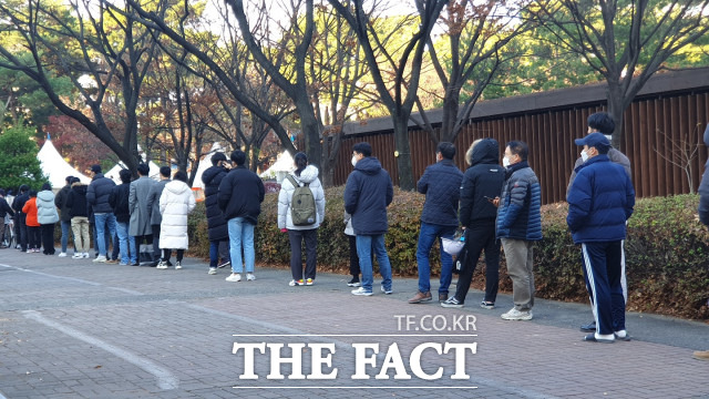 대전시청 남문광장 임시 선별검사소에 길게 줄을 선 시민들 / 대전=최영규 기자