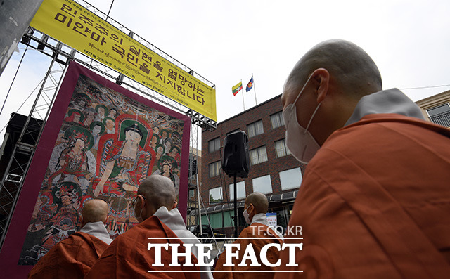 대한불교조계종 전국비구니회 스님들이 미얀마대사관 앞에서 미얀마 민주화운동 지지 법회를 열고 있다. /임영무 기자