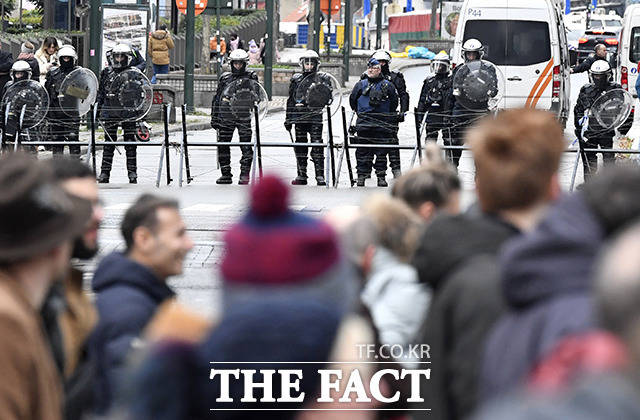 벨기에 브뤼셸에서는 5일(현지시간) 정부의 방역 지침 강화에 반발하며 약 8000명의 시위대가 거리를 행진했다. /브뤼셸=AP.뉴시스