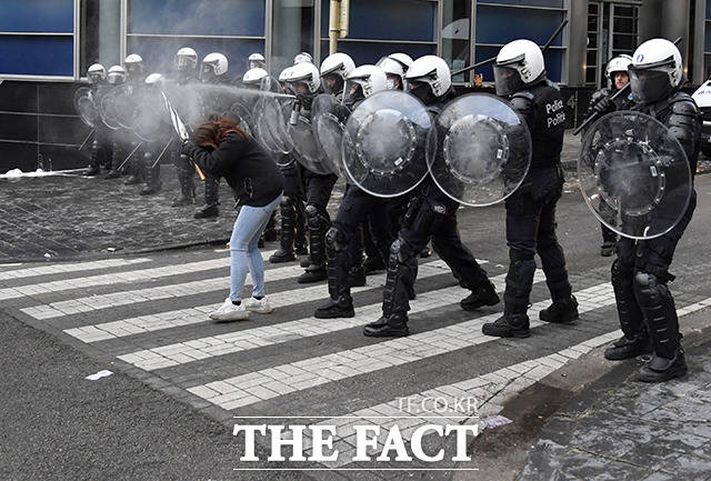 이에 경찰은 시위대를 해산시키기 위해 물대포, 최루탄 등을 사용했다. 사진은 경찰이 여성 시위자를 향해 호신용 페퍼 스프레이를 뿌리고 있는 모습. /브뤼셸=AP.뉴시스