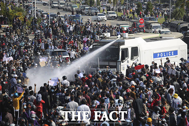 군부는 무력 시위를 선택했다. 경찰이 시위중인 군중에게 물대포를 뿌리고 있다. /네피도=AP.뉴시스