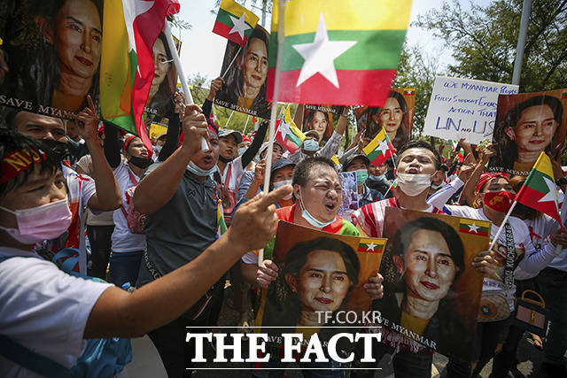 지난 3월, 태국 방콕에 있는 유엔 건물 앞에서 군부 쿠데타에 반대하는 시위를 하면서 폐위된 미얀마 지도자 아웅산수치의 사진을 들고 있는 미얀마인들. /방콕=AP.뉴시스