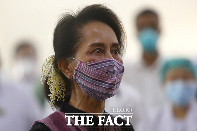 지난 1월 27일 미얀마 네피도에 있는 병원에서 의료 종사자들의 백신 접종을 지켜보는 수치 고문. /네피도=AP.뉴시스