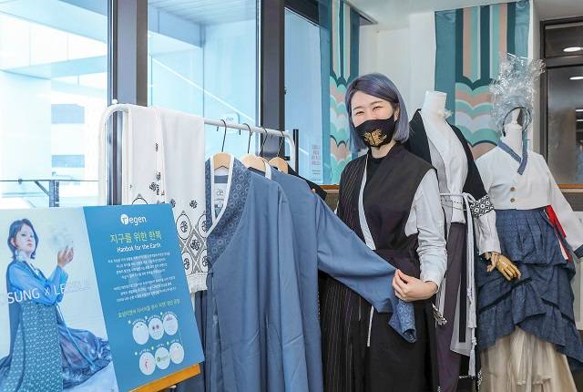 효성티앤씨는 지난 3일 전북 전주시 전주사회혁신센터에서 열린 행정안전부 찾아가는 혁신현장 투어행사에서 리젠으로 만든 한복을 최초 공개했다. /효성티앤씨 제공