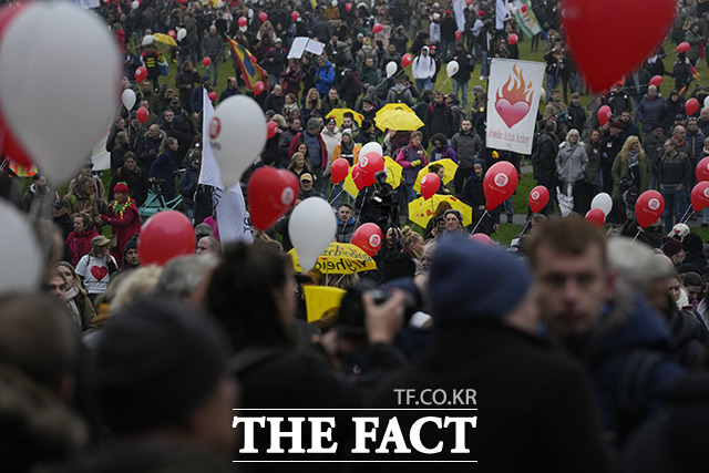 지난 4일(현지시간) 네덜란드 위트레흐트에서도 수천명의 시위대가 모였다. /위트레흐트=AP.뉴시스