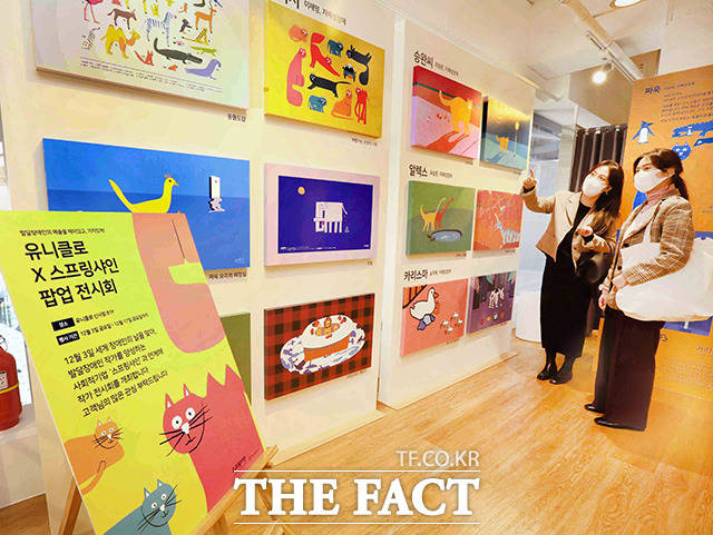6일 서울 강남구 신사점에서 발달장애인 아티스트의 팝업 전시회가 개최된 가운데 관람객들이 작품을 감상하고 있다. /유니클로 제공